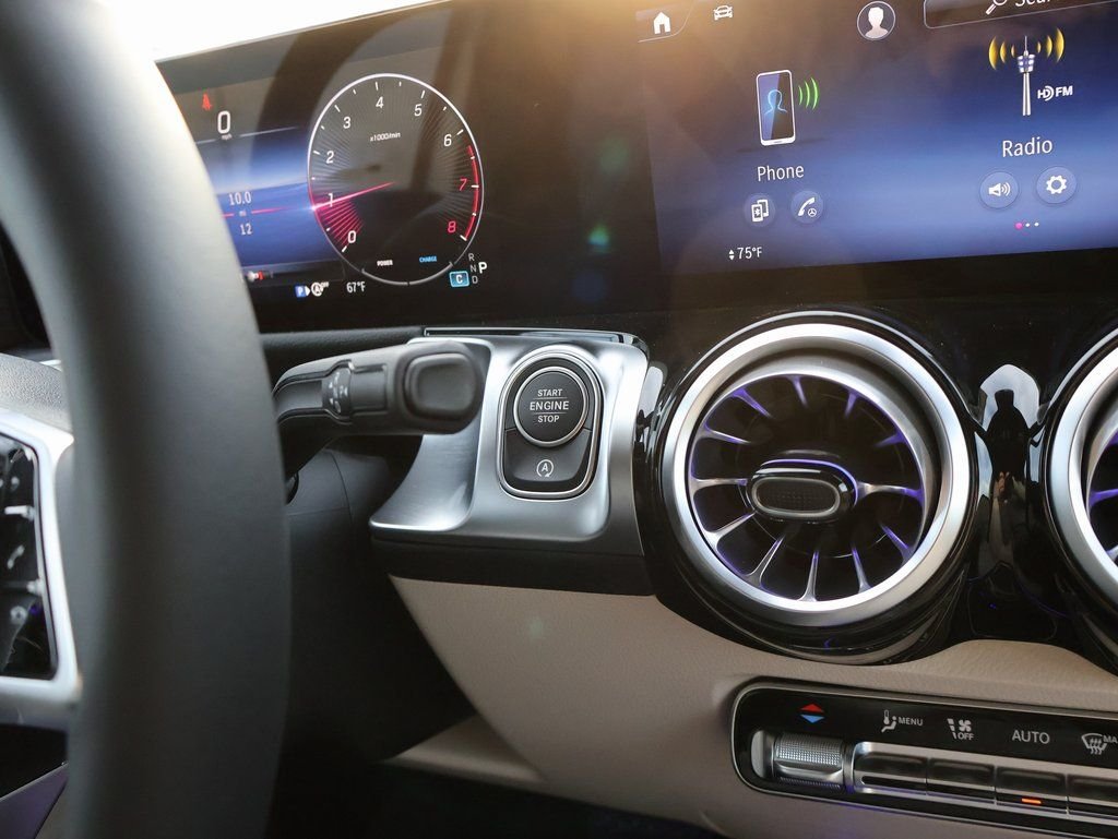 New 2026 Polar White Mercedes-Benz GLB 250 image 29