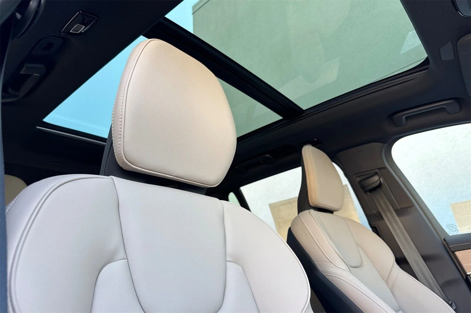 2026 Volvo XC90 Plus - Photo 17
