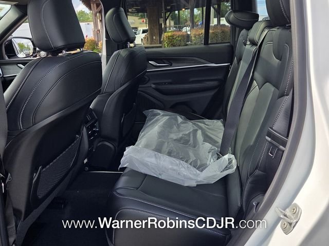 New 2026 Diamond Black Crystal Pearl-Coat Exterior Paint Jeep Laredo image 6