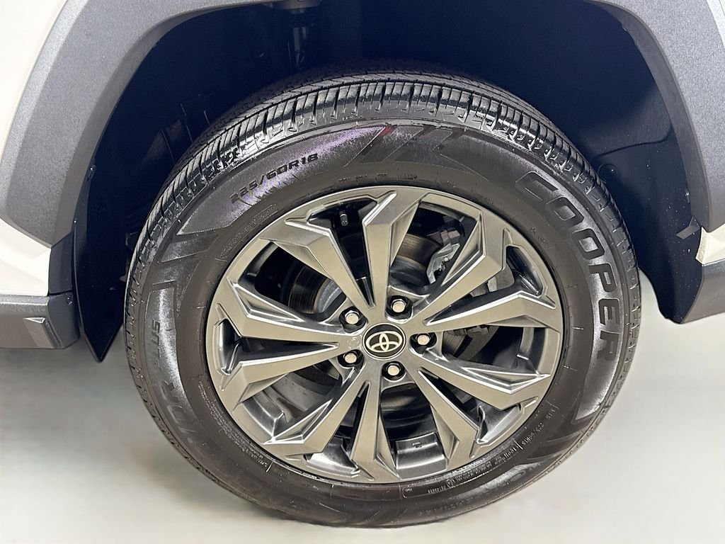 Used 2024 Wind Chill Pearl Toyota Hybrid XLE Premium image 9