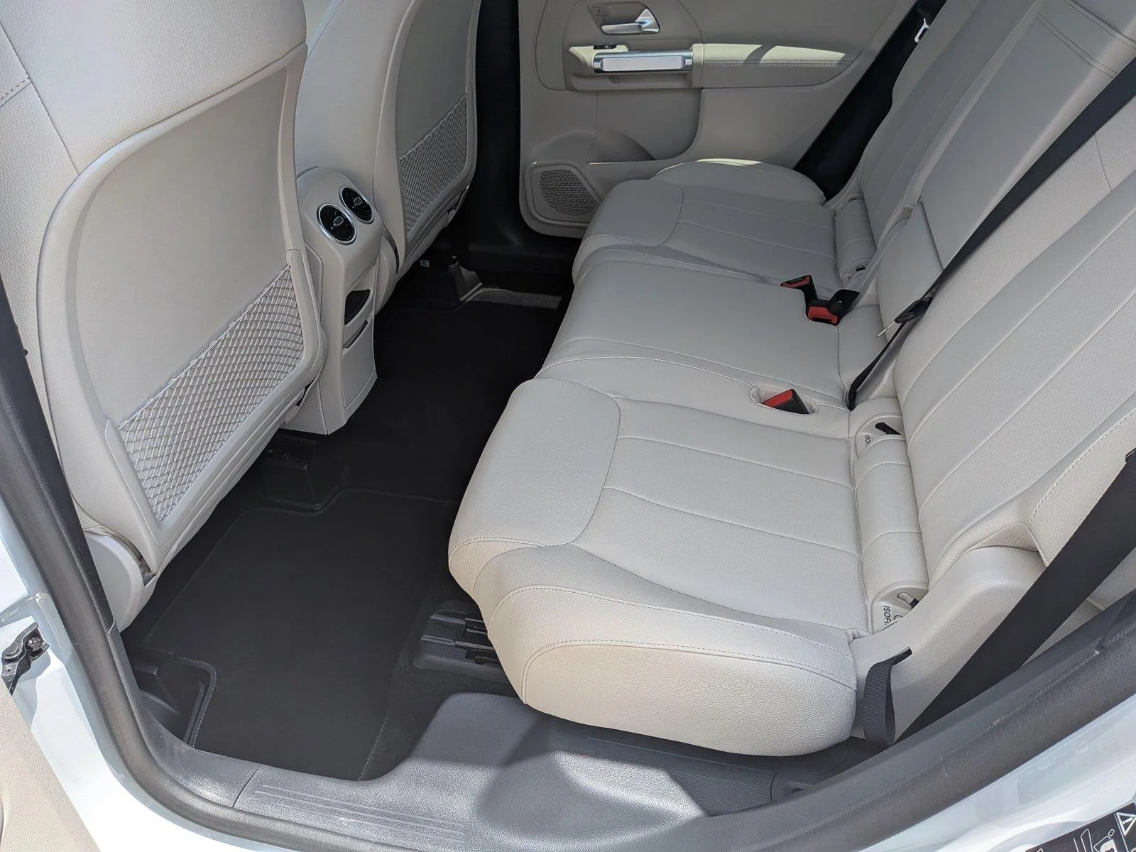 Used 2025  Mercedes-Benz GLB 250 image 32