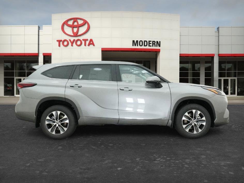 New 2026 Heavy Metallic Toyota Hybrid XLE image 4