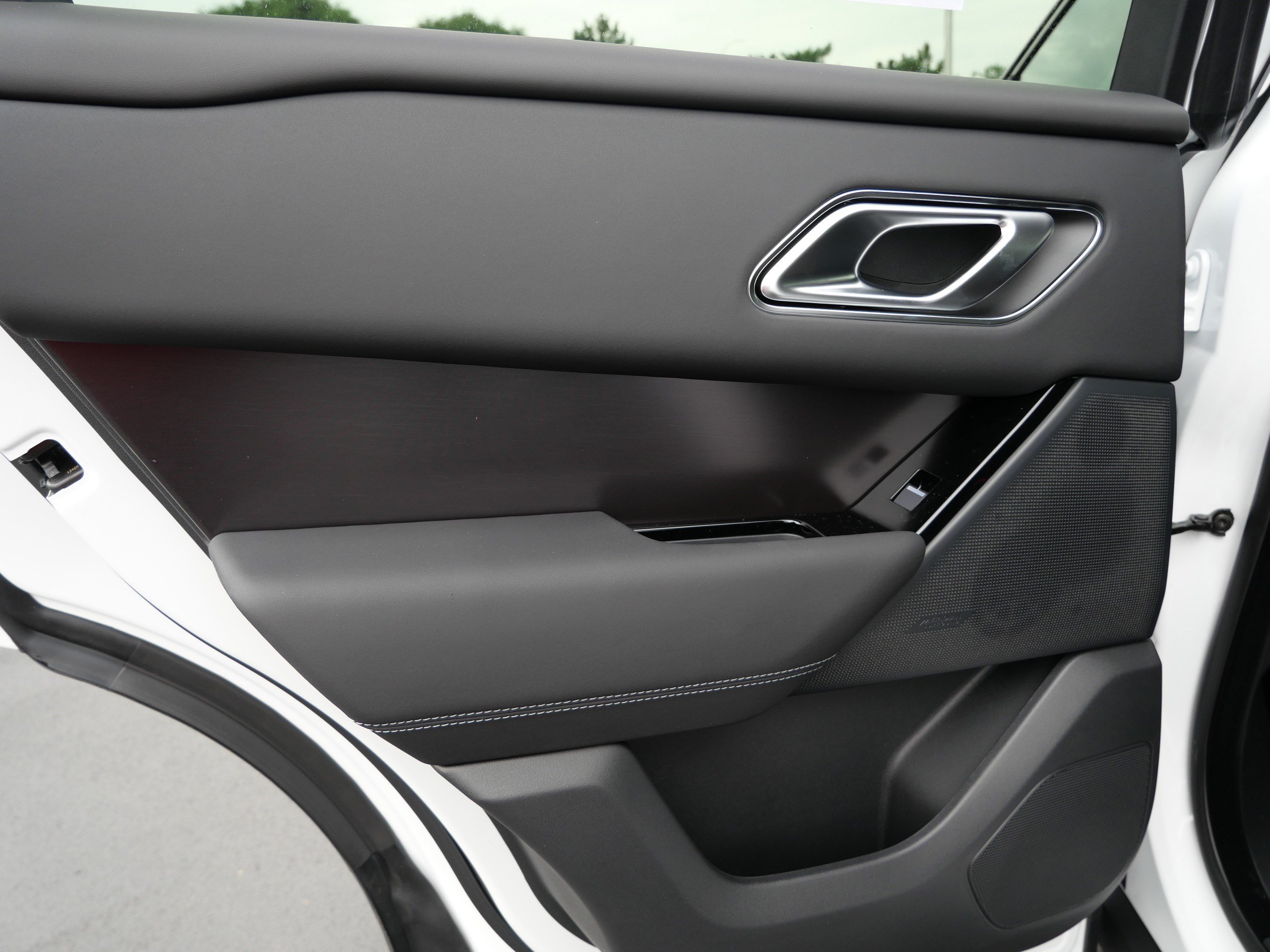 New 2026 Ostuni Pearl White LAND ROVER  image 7