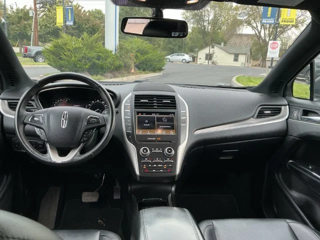 Used 2017 Magnetic Gray Metallic Lincoln Premiere image 21