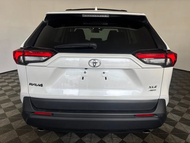 Used 2024 Pearl Toyota XLE Premium image 22