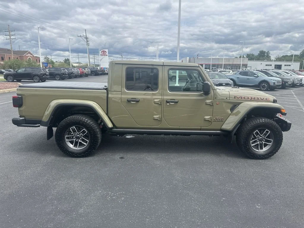 Used 2025 Green Jeep Mojave image 9