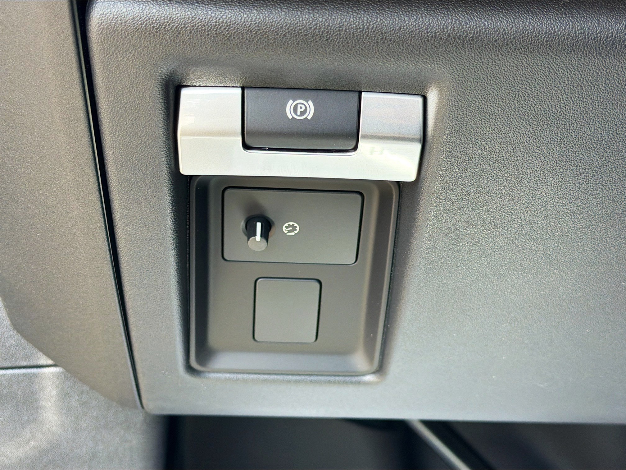 New 2026 Carpathian Grey LAND ROVER V8 image 34