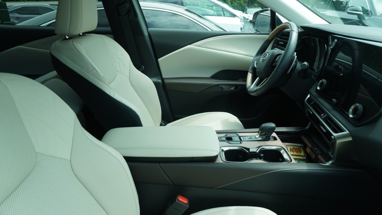 Certified Used 2024 White Lexus RX 350 Premium image 9
