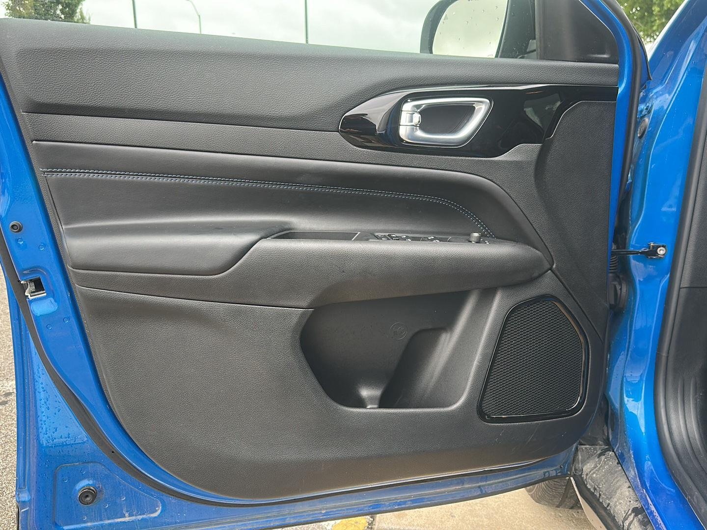New 2026 Hydro Blue Pearl-Coat Exterior Paint Jeep Latitude Altitude image 8