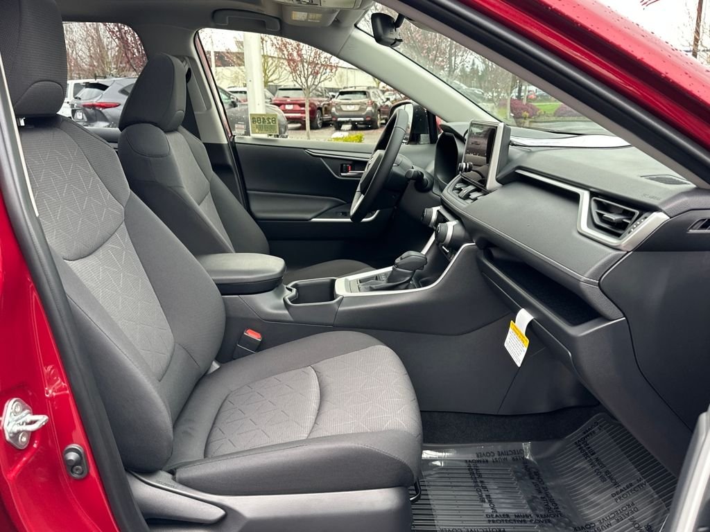 2025 Toyota RAV4 XLE - Photo 17