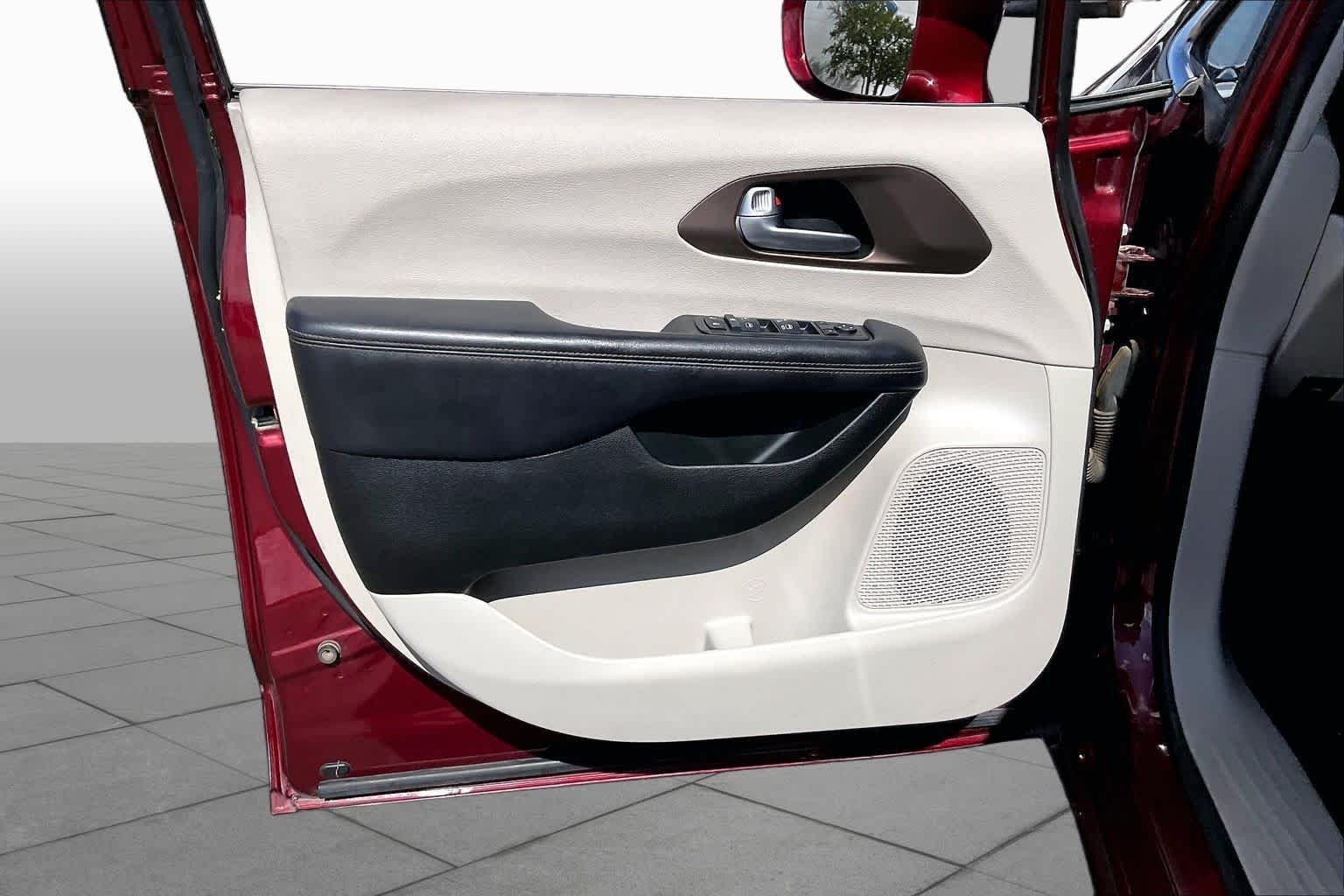 Used 2018 Velvet Red Pearlcoat Chrysler Touring L image 20