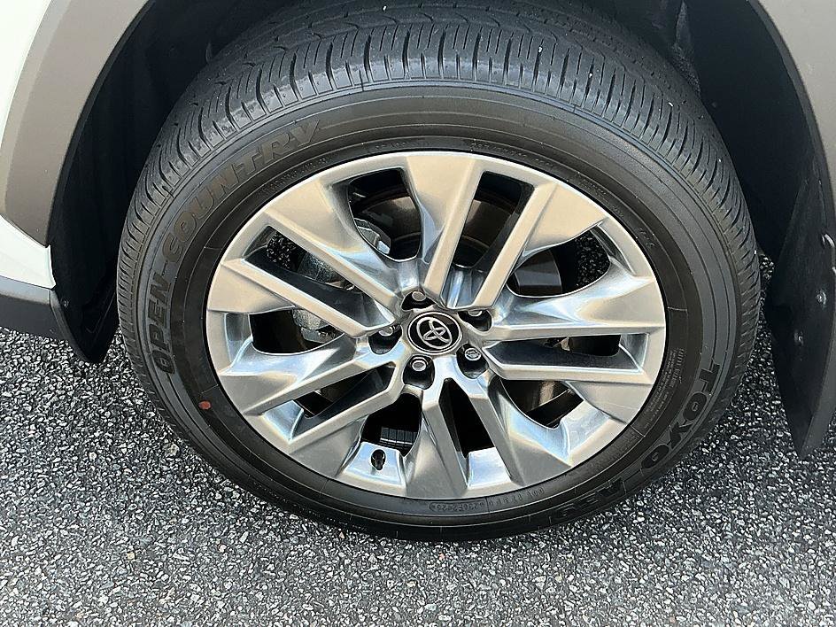 Used 2025 Pearl Toyota XLE Premium image 9