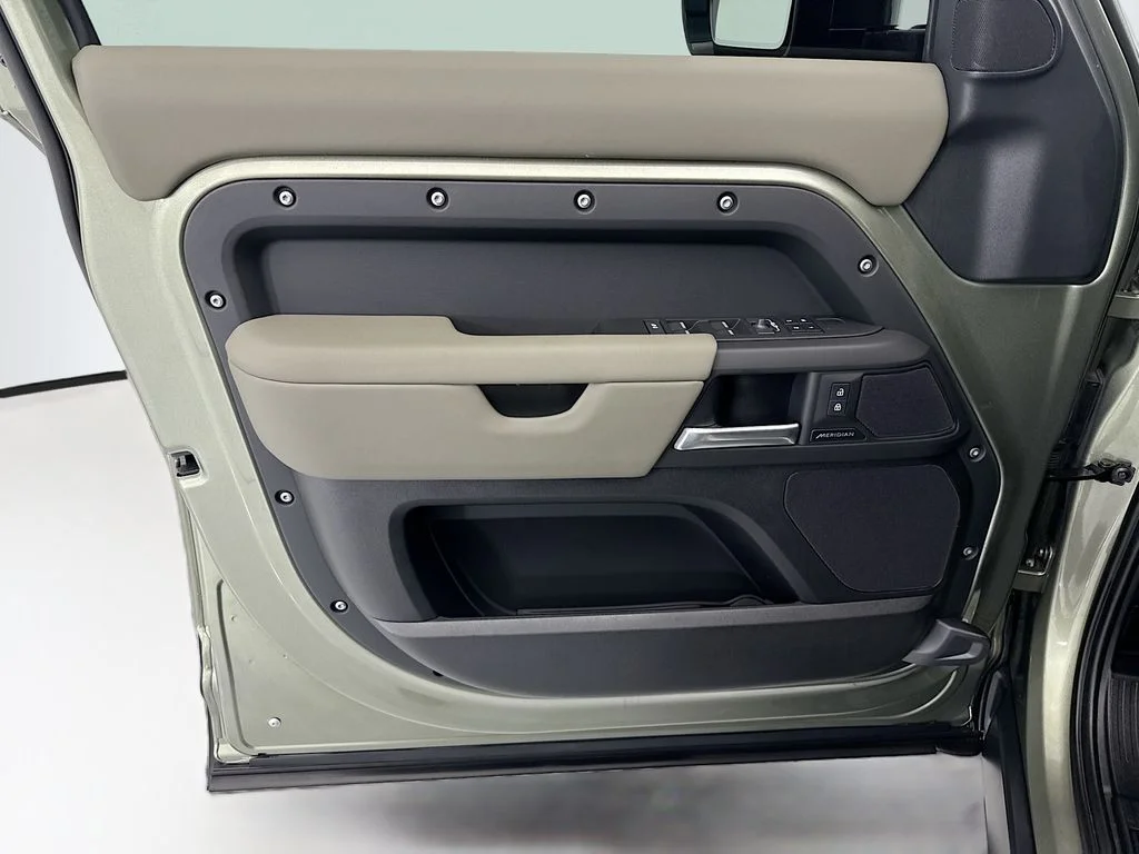 Used 2025 Pangea Green Metallic Land Rover S image 23