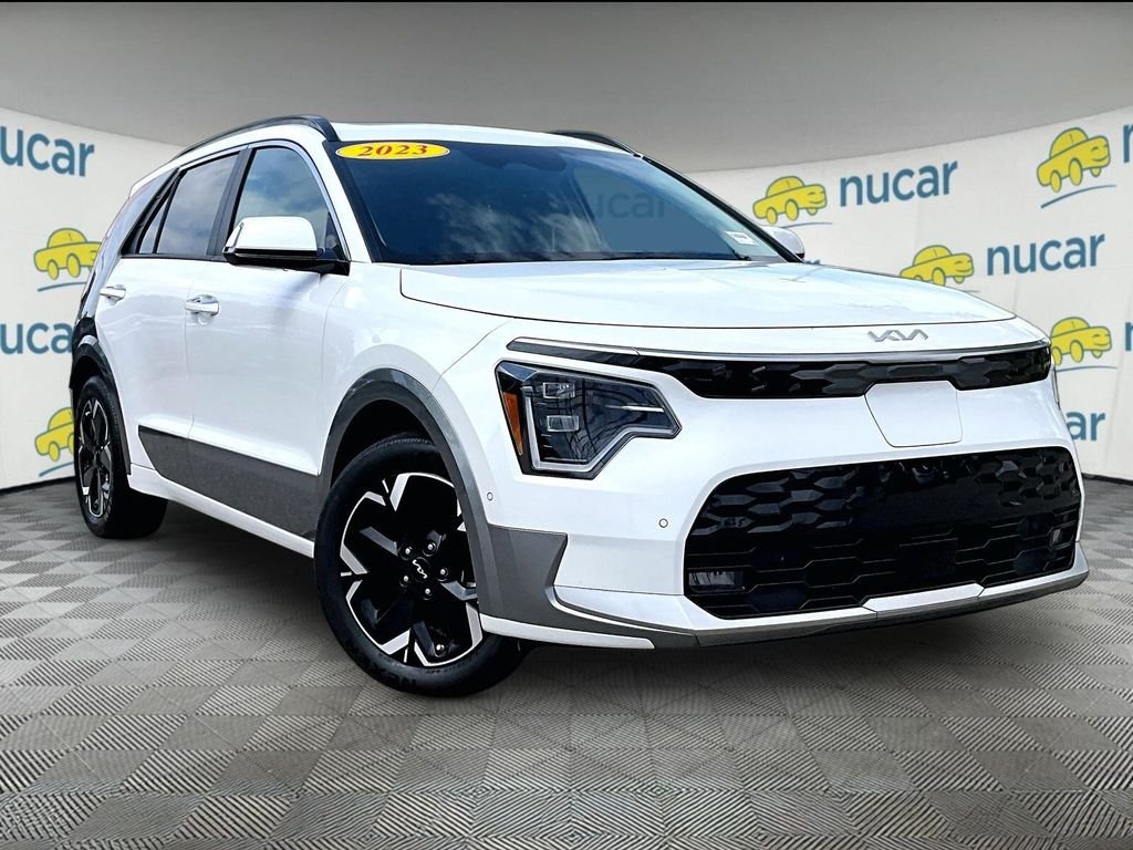 Used 2023 White Kia Wave image 1