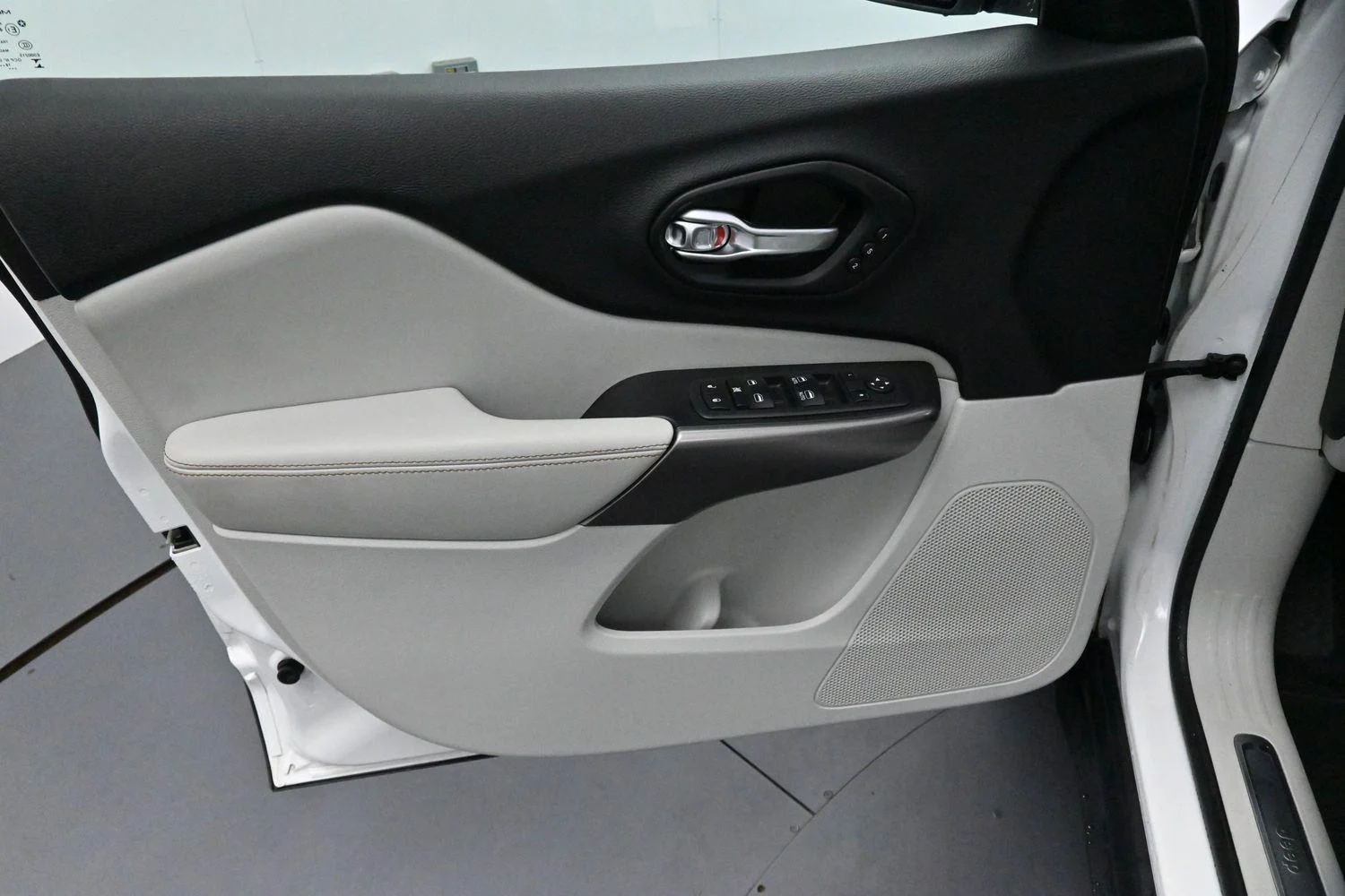 Used 2019 Bright White Clearcoat Jeep Limited image 10