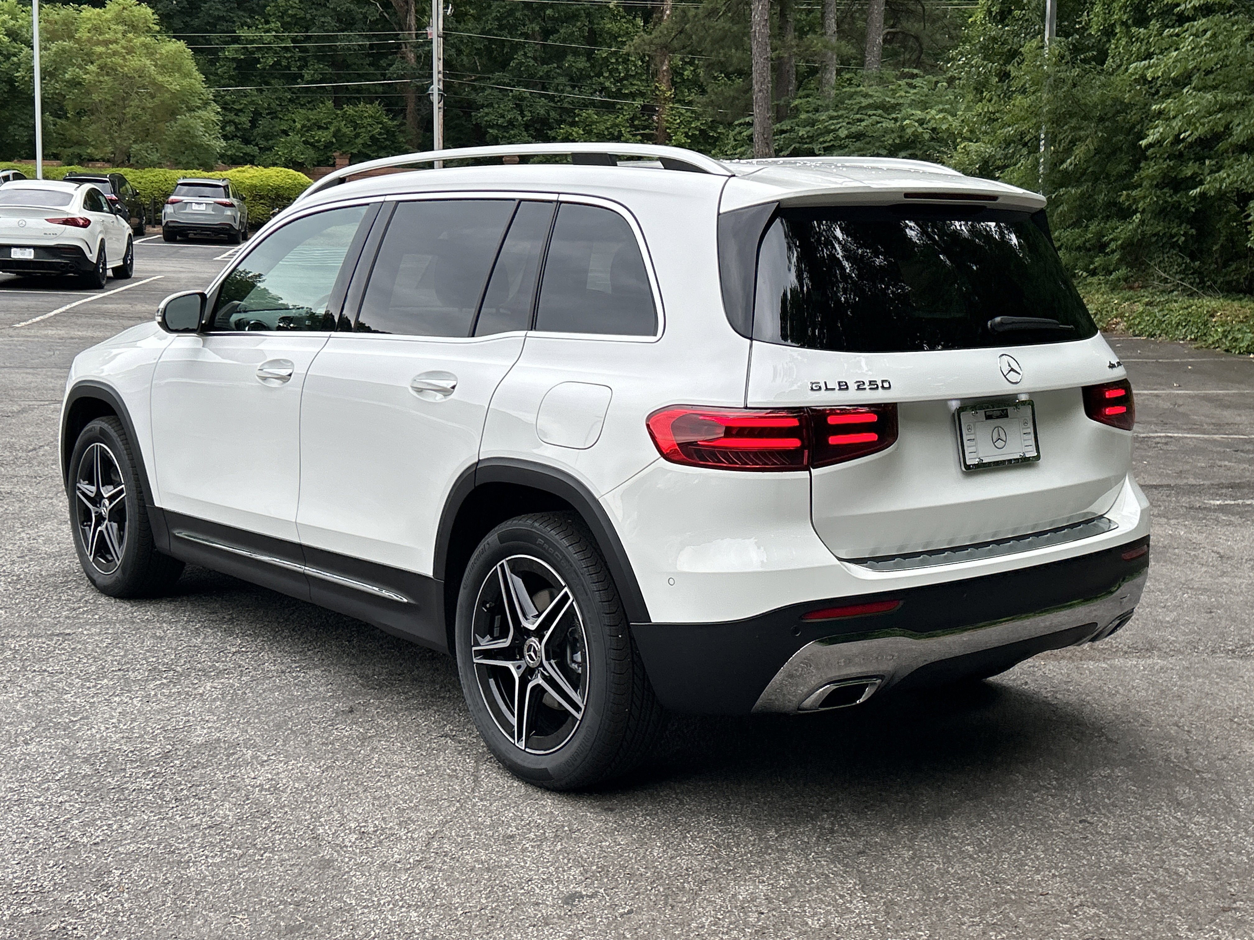 New 2026 Polar White Mercedes-Benz GLB 250 4MATIC® SUV image 16
