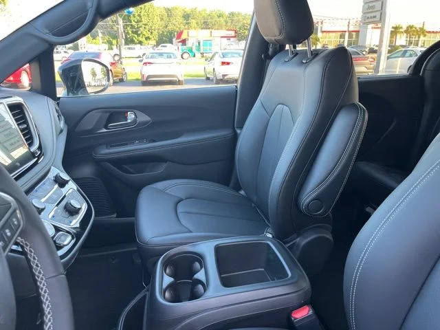 2026 Chrysler Pacifica Select - Photo 10