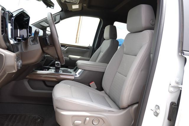 Used 2025 White Chevrolet LT image 17