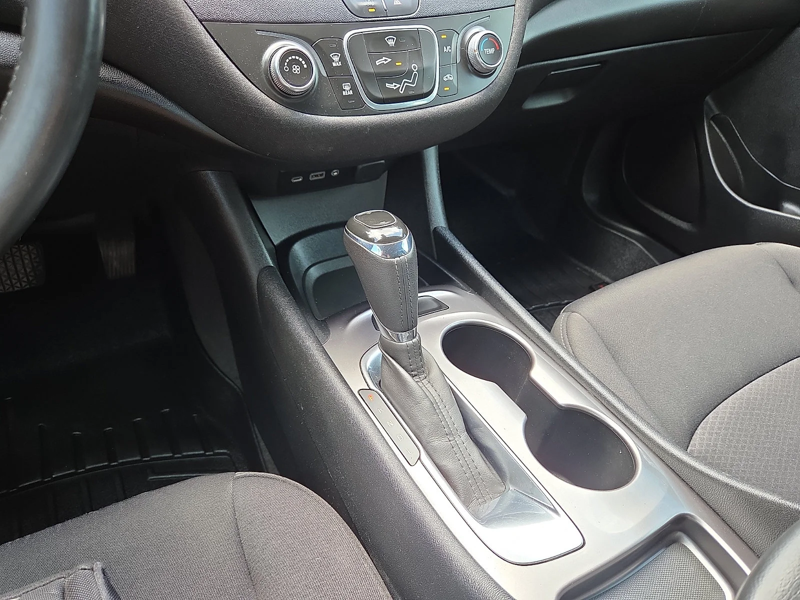 Used 2020 Cajun Red Tintcoat Chevrolet RS image 25