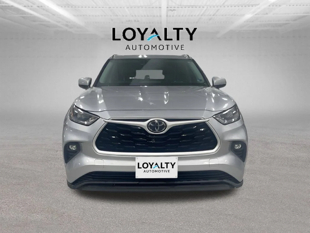 Used 2020 Silver Toyota XLE image 8