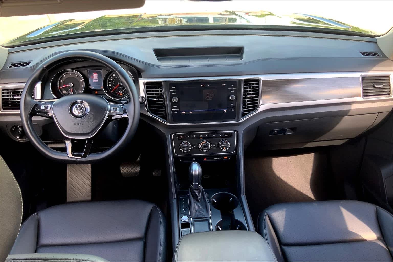 Used 2018 Deep Black Pearl Volkswagen 3.6L V6 SE w/Technology image 15