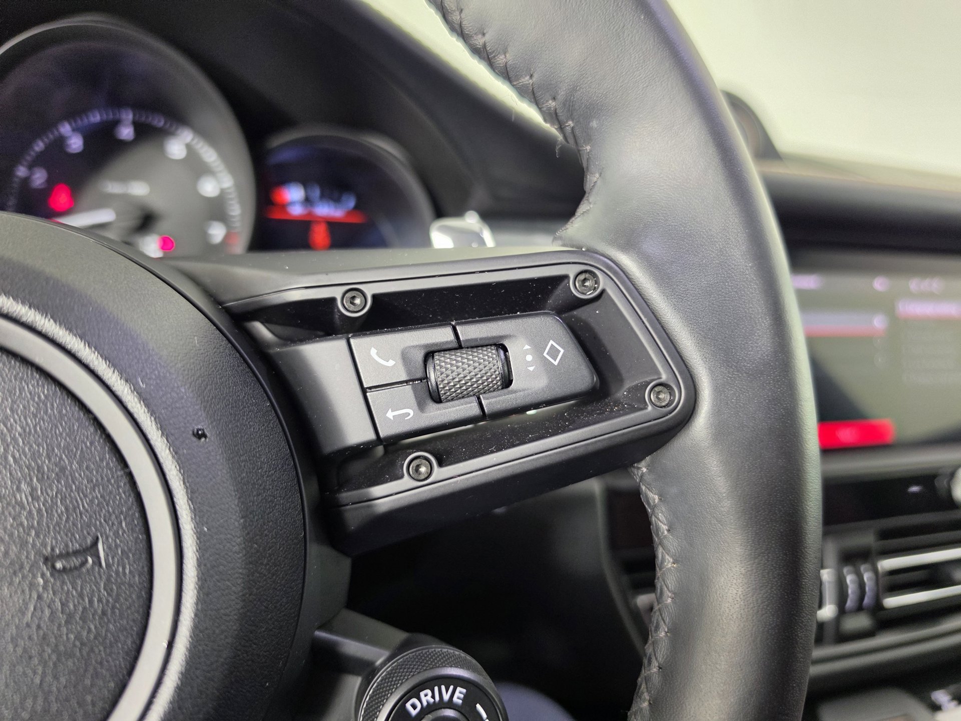 2025 Porsche Macan T - Photo 14
