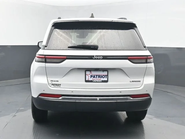 Used 2024 White Jeep Laredo image 4