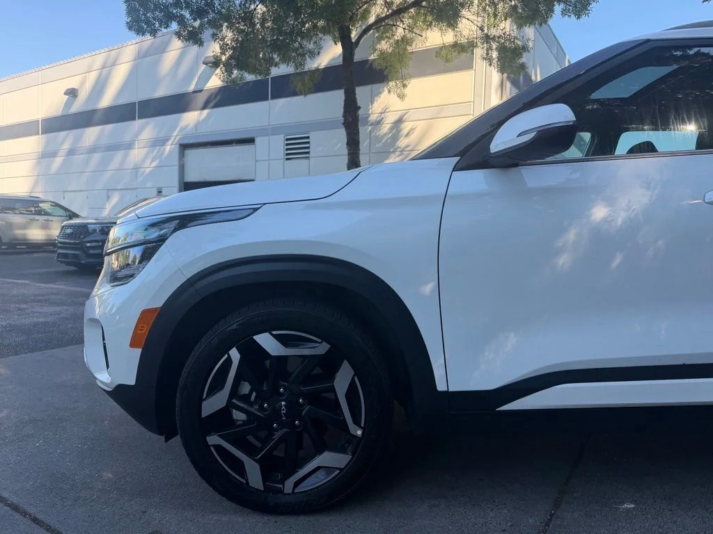 Used 2024 Snow White Pearl Kia SX image 8