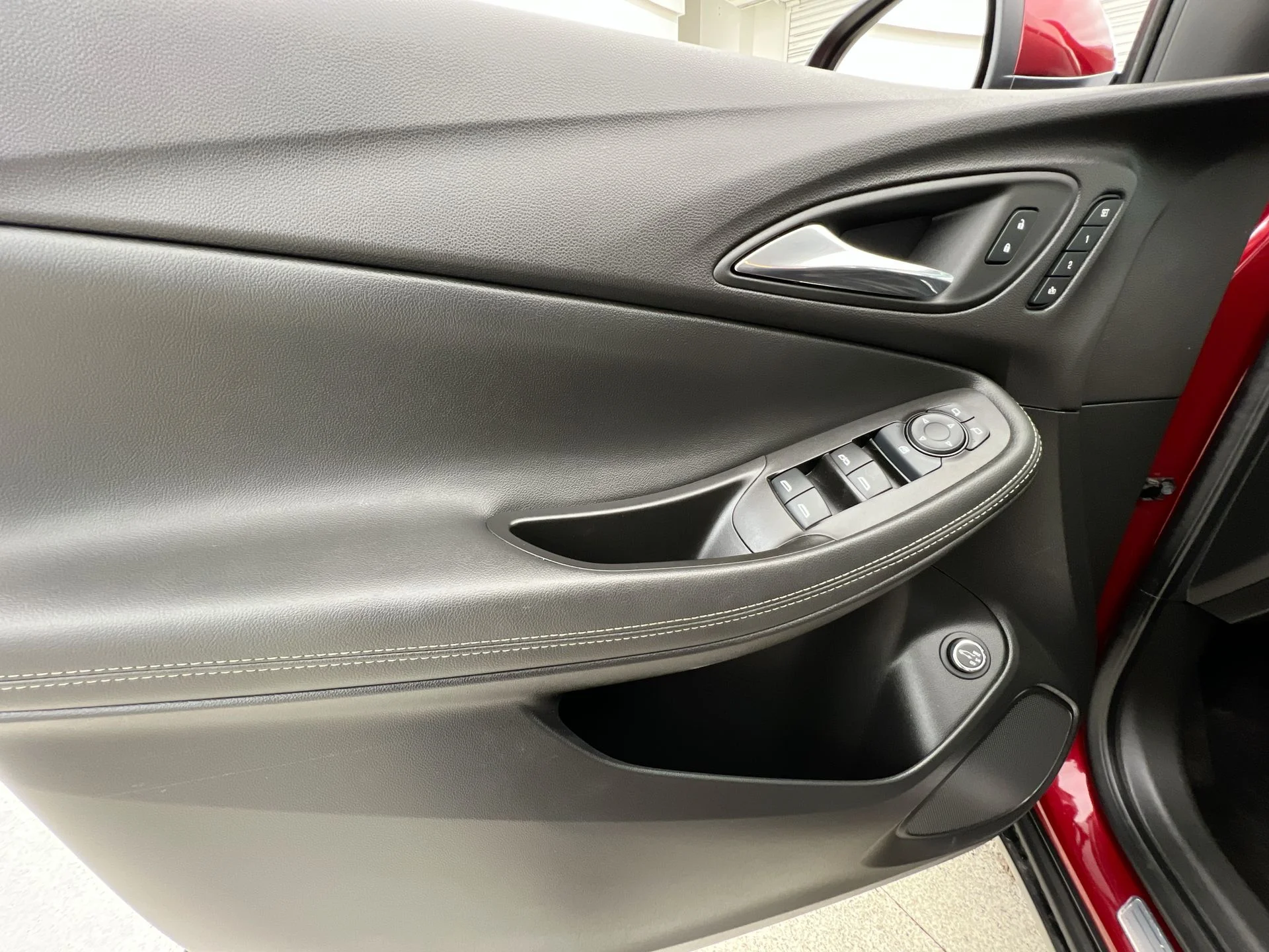 Used 2023 Red Buick Essence image 20