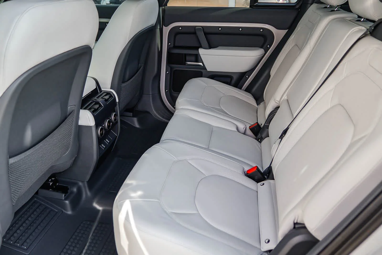 2026 Land Rover Defender X-Dynamic SE - Photo 18