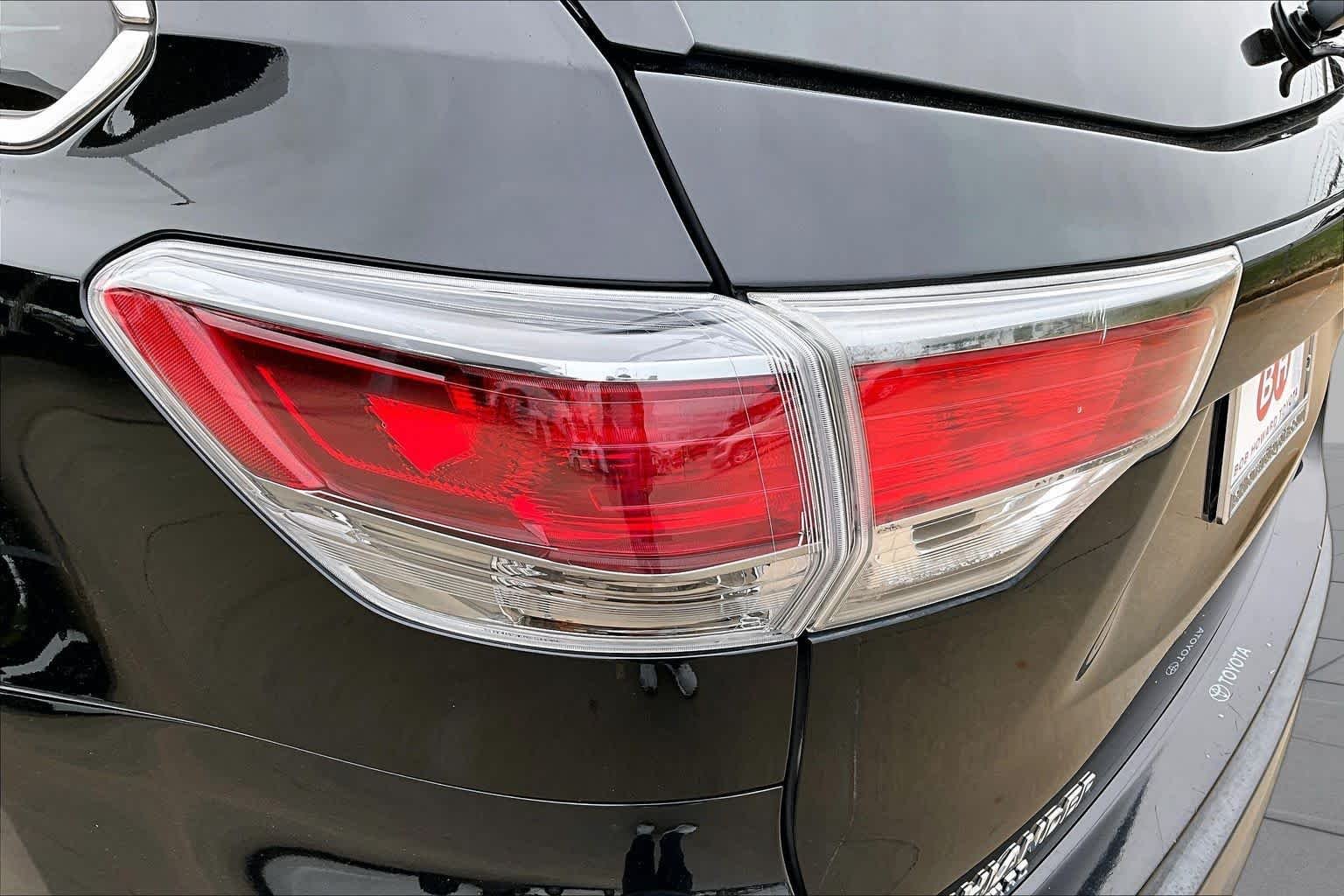Used 2015 Attitude Black Metallic Toyota XLE image 29