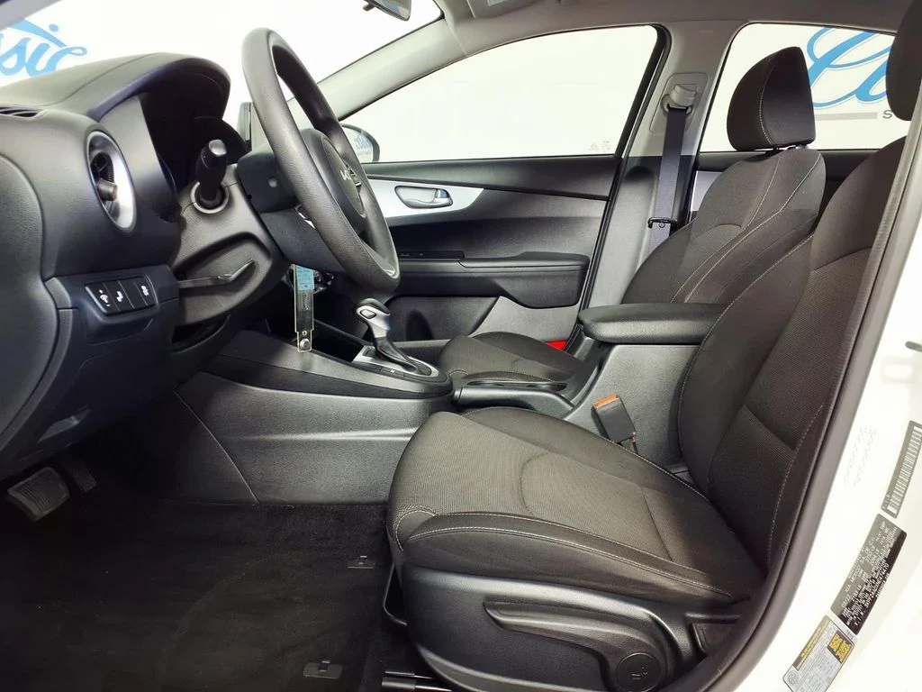 Used 2022 White Kia LXS image 9