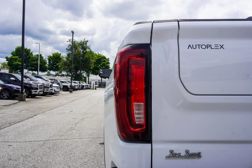 Used 2022 White GMC SLT image 38
