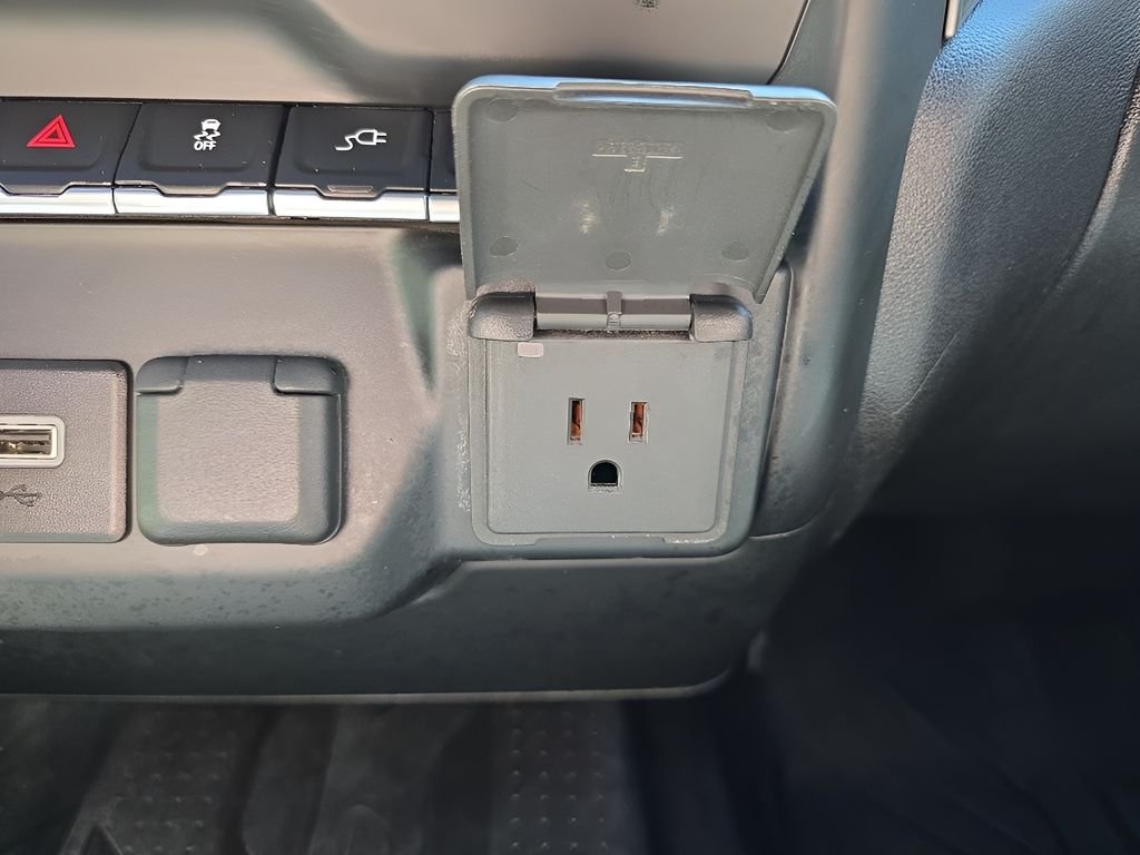 Used 2022 White Chevrolet Custom image 31