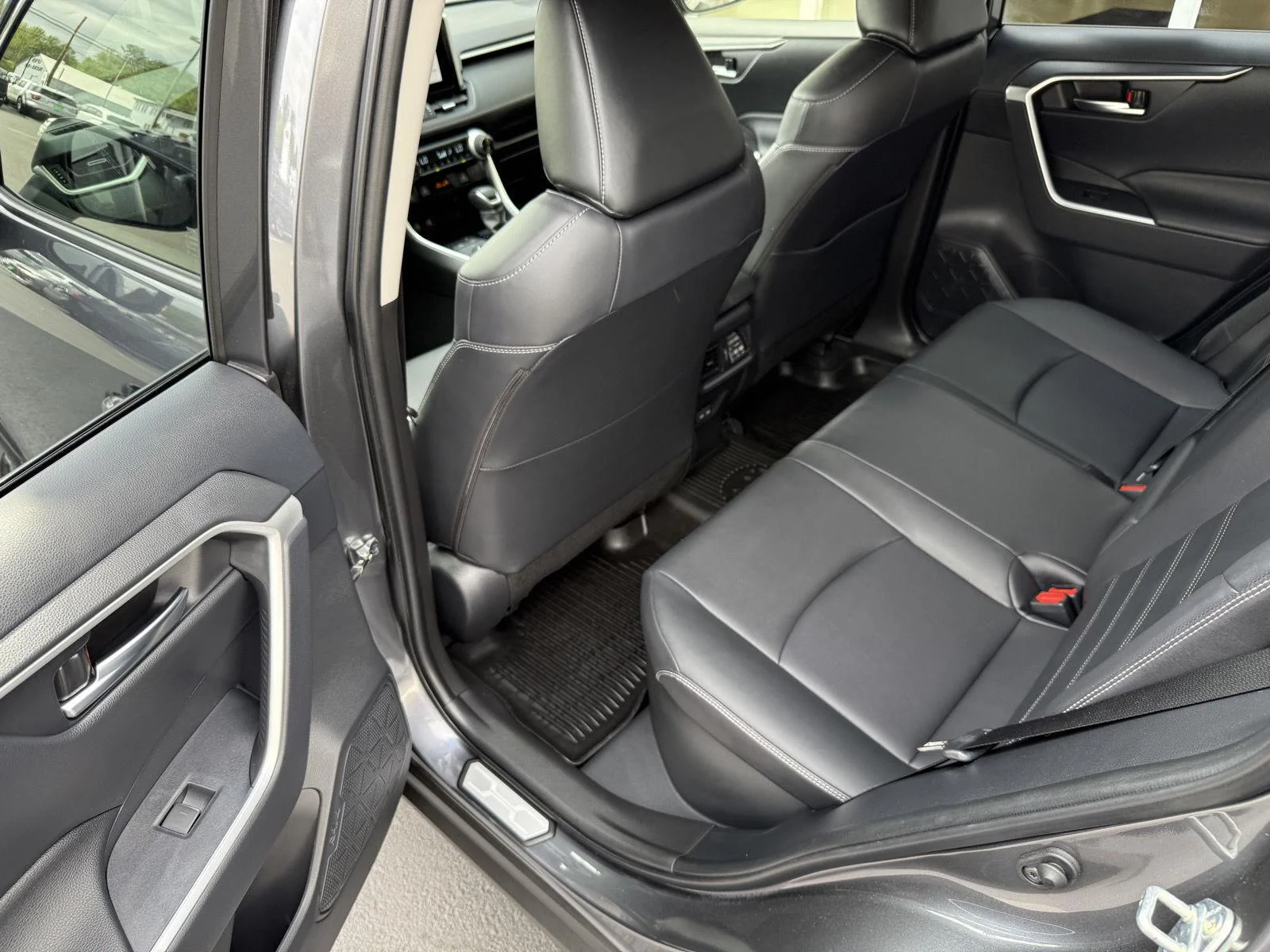 Used 2025 Magnetic Gray Metallic Toyota Hybrid XLE Premium image 16