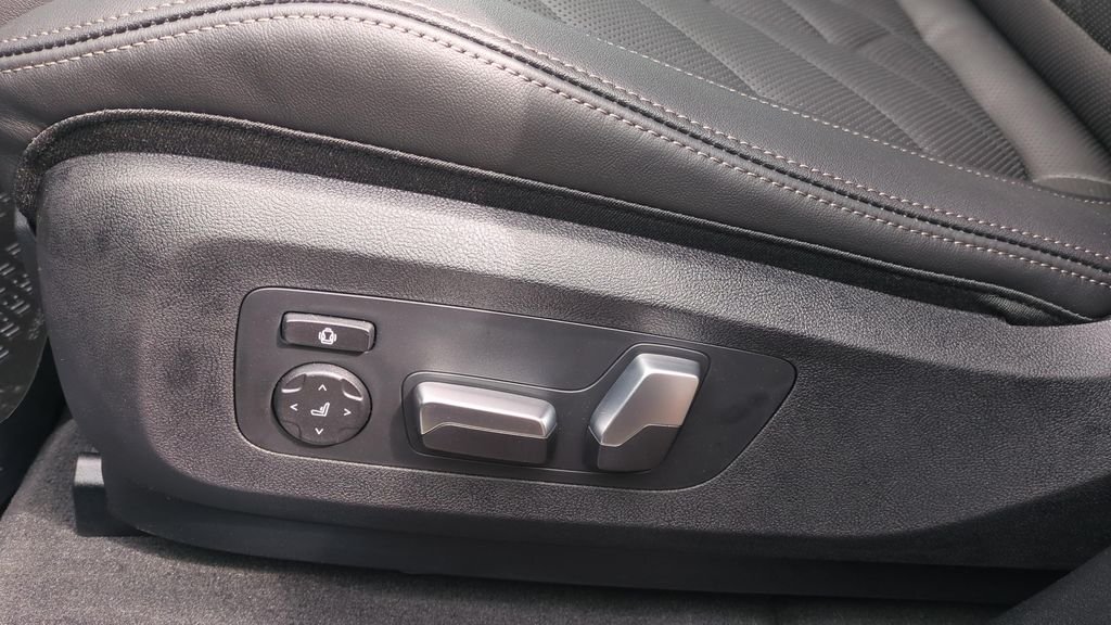 New 2026 Black Sapphire Metallic BMW xDrive50e image 26