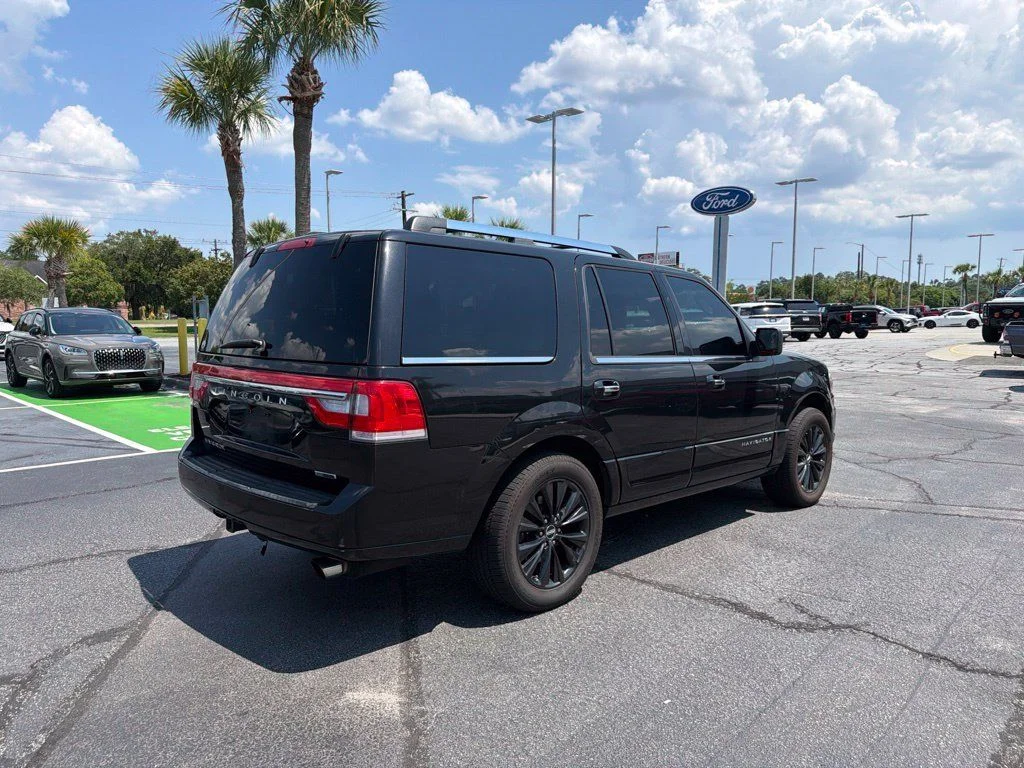 Used 2015 Tuxedo Black Metallic Lincoln Base image 4