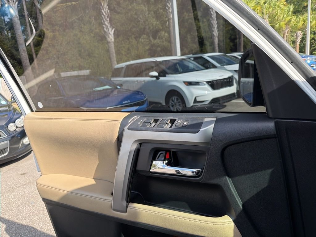 Used 2016 White Toyota SR5 image 17