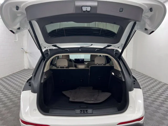 Used 2023 White Lincoln Standard image 8
