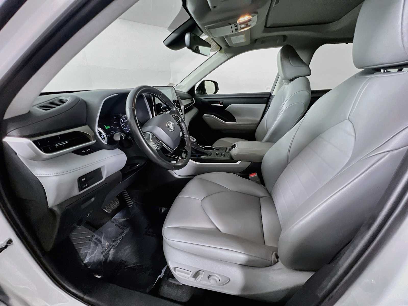 Used 2021 Blizzard Pearl Toyota XLE image 22