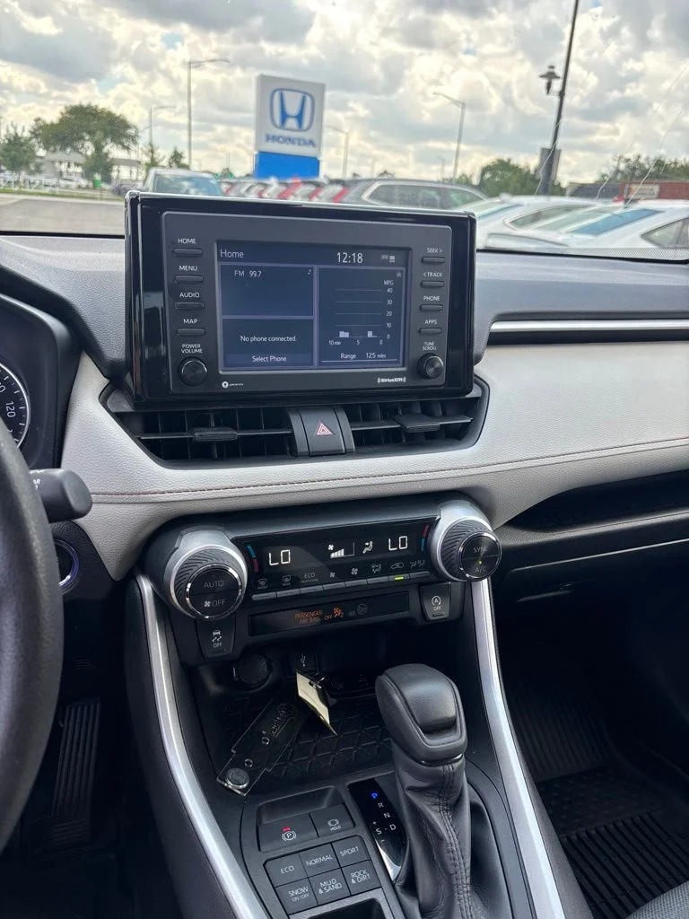 Used 2022 White Toyota XLE image 25