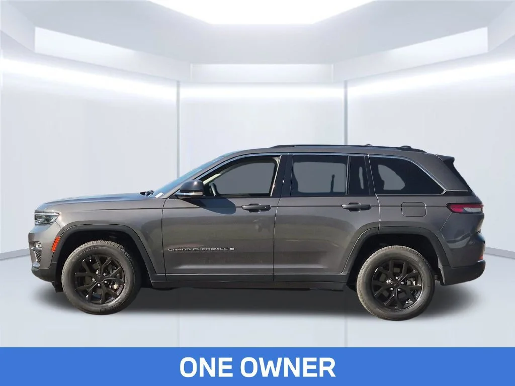 Used 2022  Jeep Limited image 2