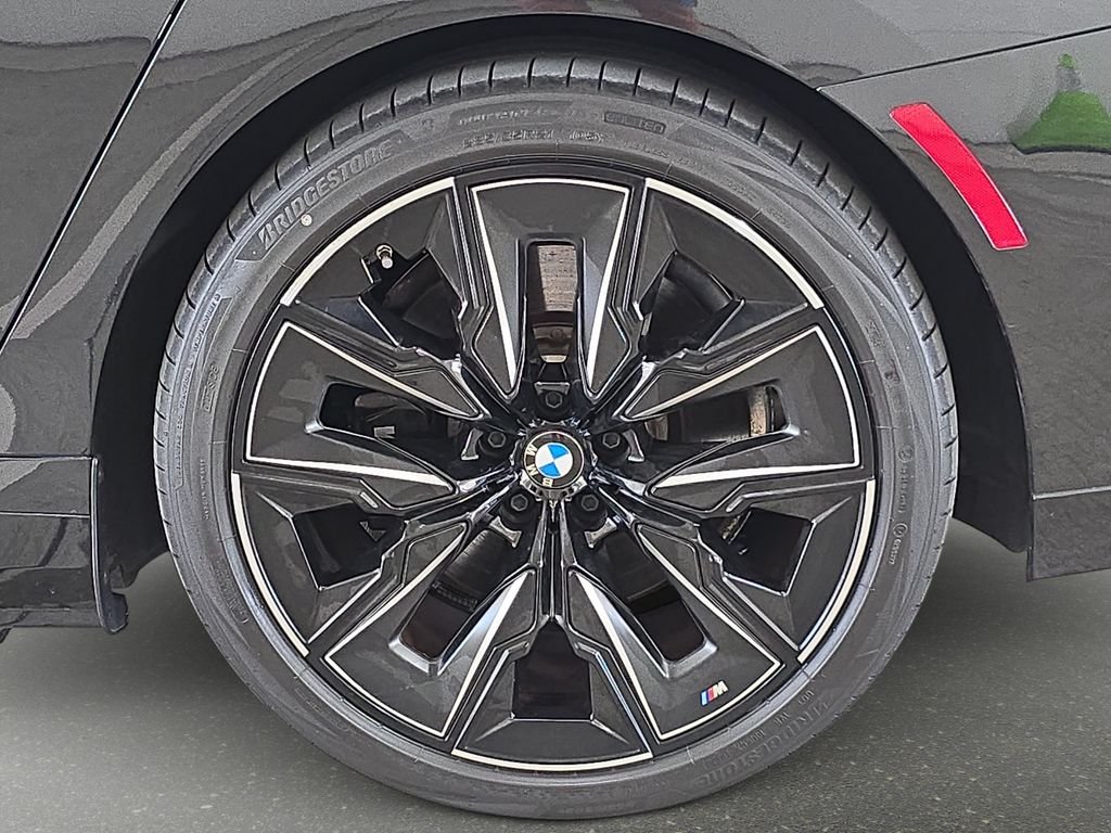Used 2023 Black Sapphire Metallic BMW xDrive60 image 32