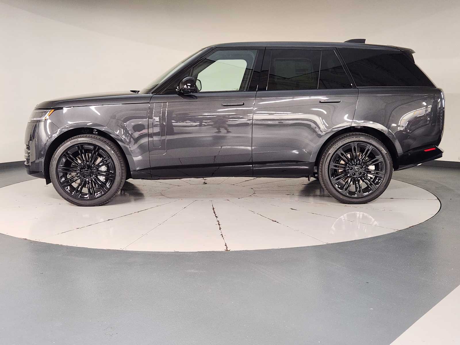 New 2026 Carpathian Grey Premium Metallic Land Rover SE image 5