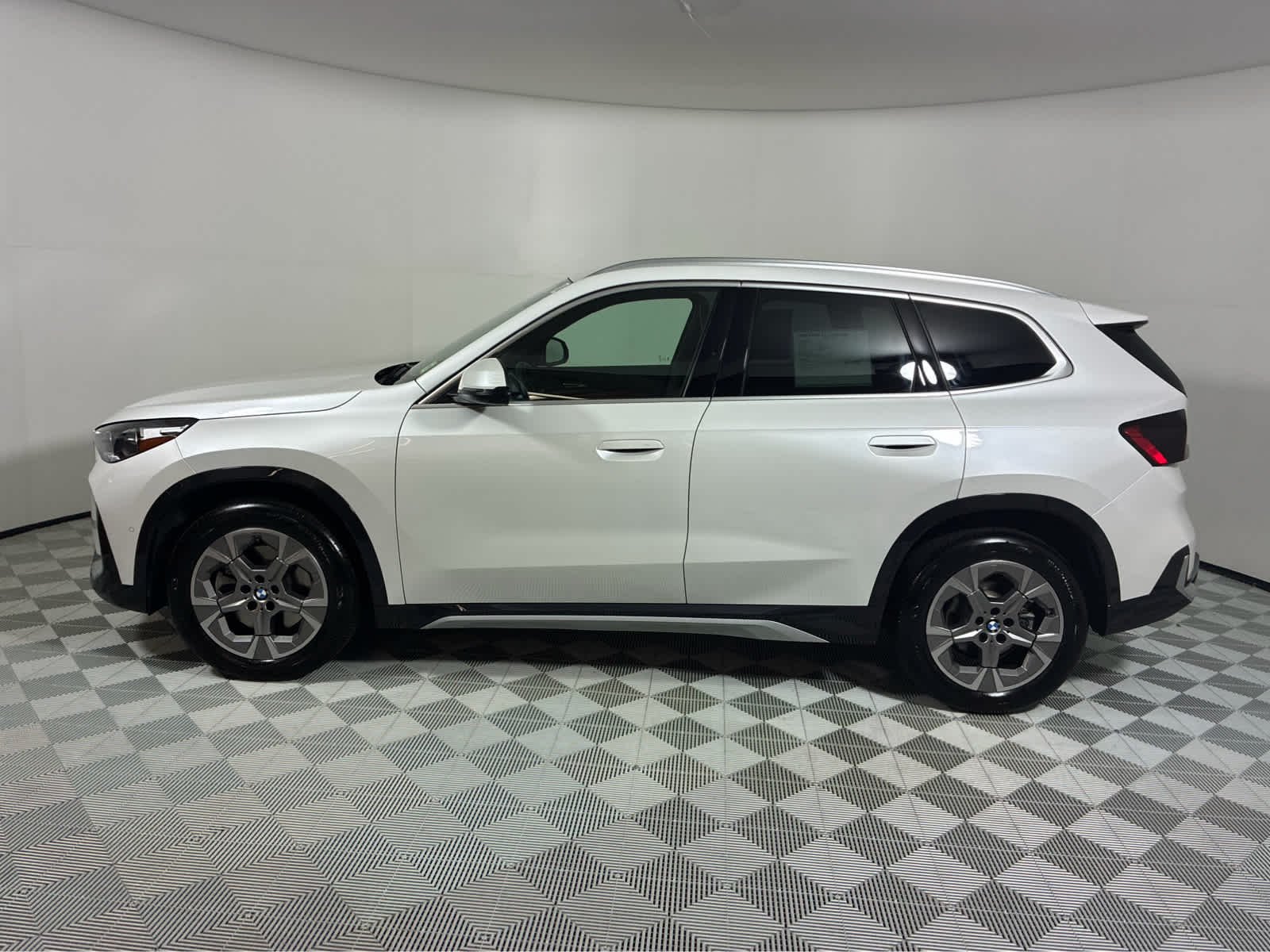 Used 2026 Mineral White Metallic BMW xDrive28i image 2