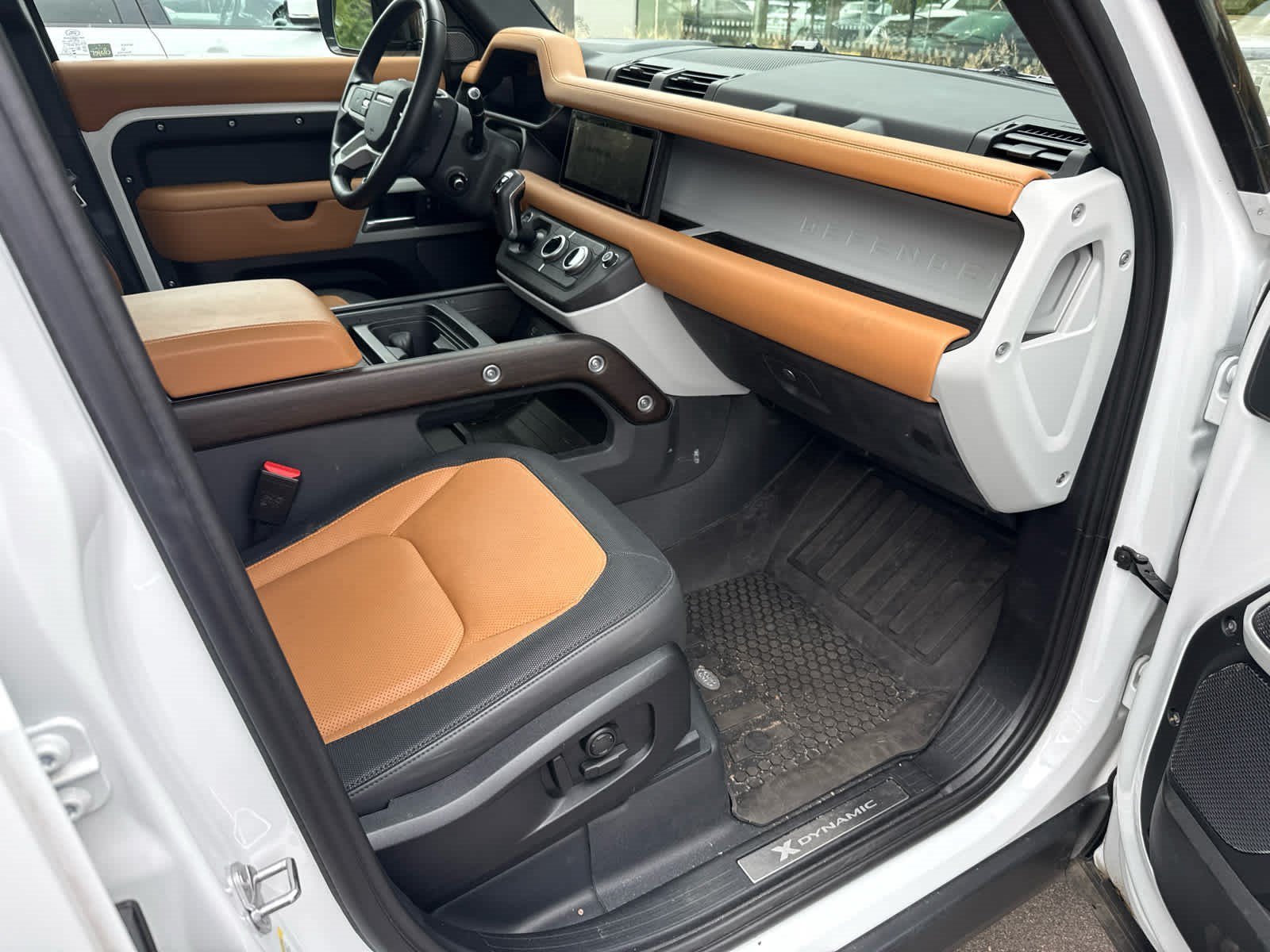 Used 2024 Fuji White Land Rover X-Dynamic SE image 6