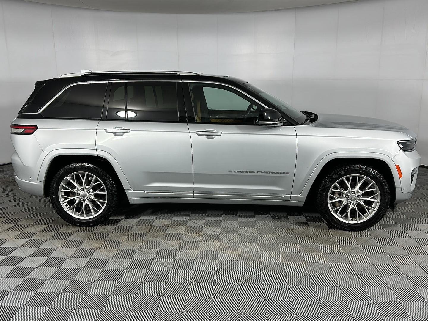 Used 2023 SILVER ZYNITH Jeep SUMMIT image 32
