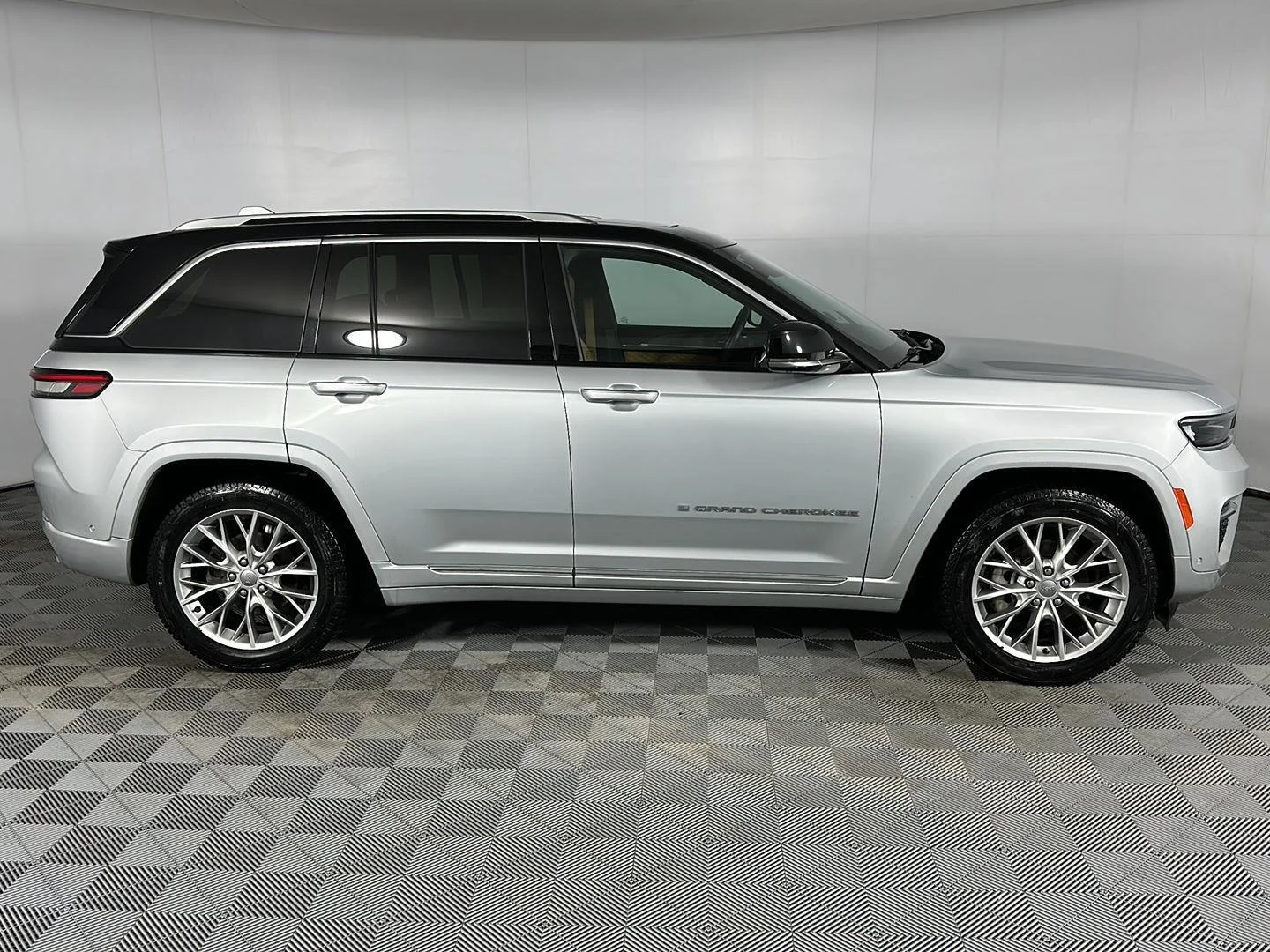 Used 2023 SILVER ZYNITH Jeep SUMMIT image 32