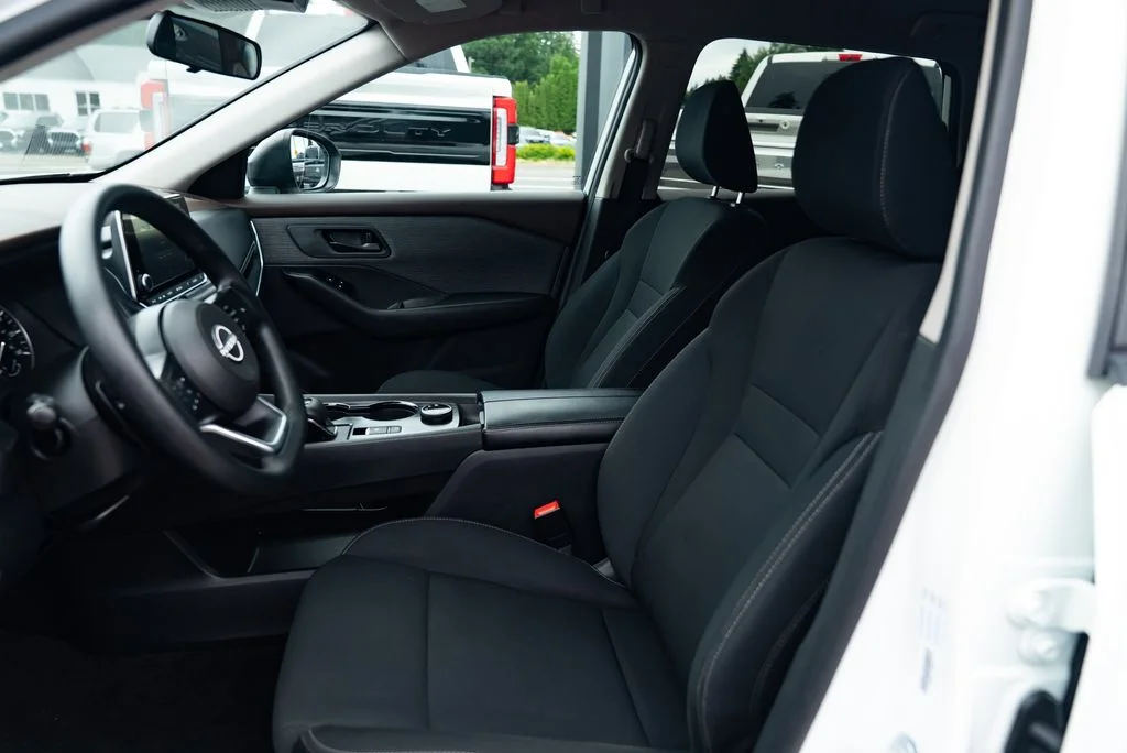 Used 2023 White Nissan S image 18