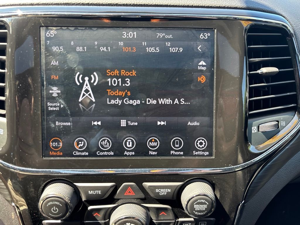 Used 2021 White Jeep Laredo X image 28
